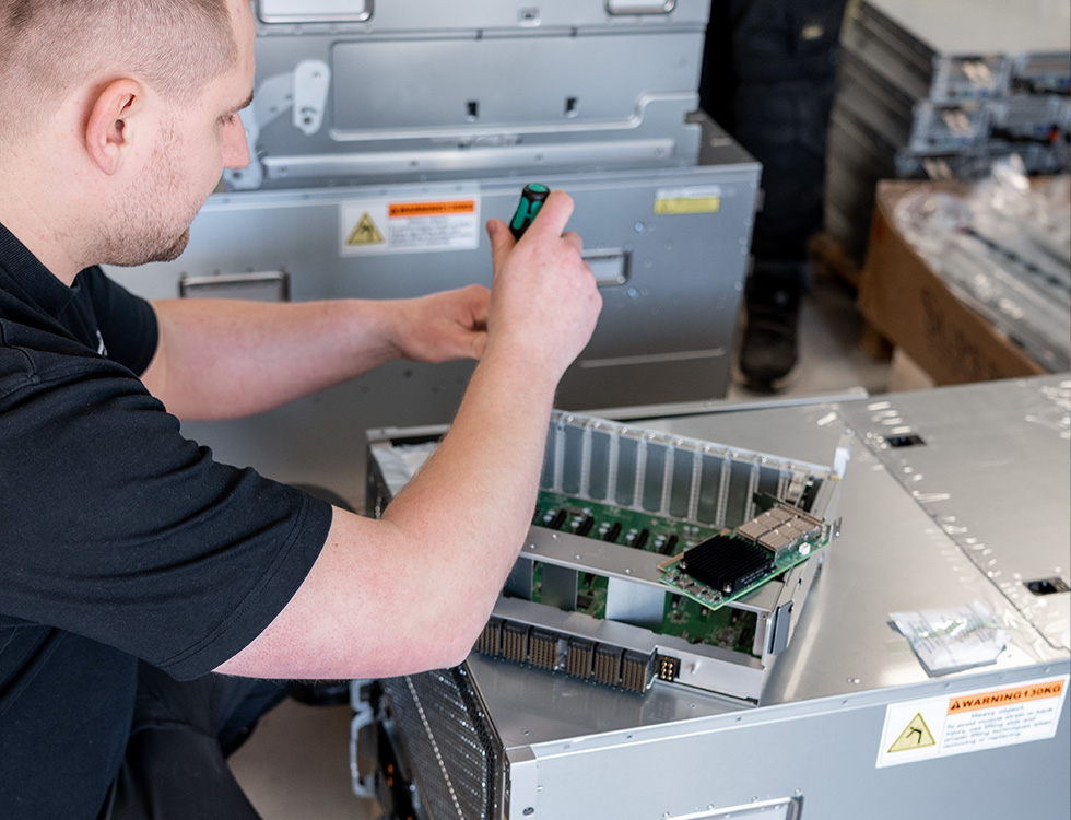 ScanNet-medarbejder arbejder på en server